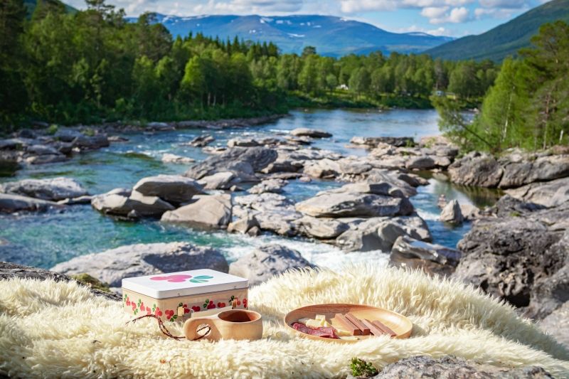 Arctic Circle Camping Krokstrand ligging aan rivier