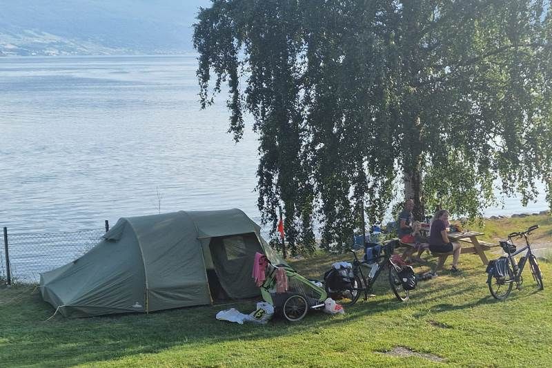 Innvik Fjordcamp tentplaatsen